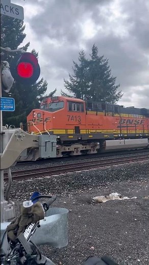 BNSF 7413 ES44C4 as a DPU for an empty grain train in Easton.