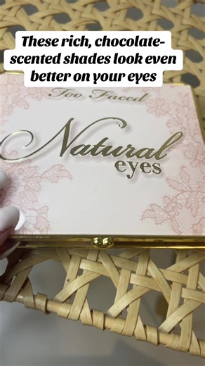 Too Faced Natural eye shadow palette in 9 gorgeous shimmer and matte shades that coordinate perfectly together. Smells like chocolate!! LOVE @Too Faced #eyeshadowpalette #beauty #makeup #toofaced #prettyeyes
