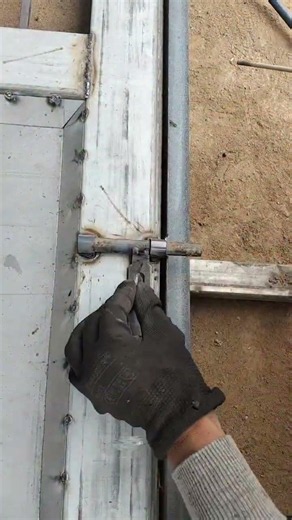 How to install a metal door latch