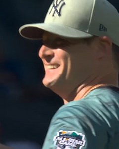 Best friends Adolis García and Randy Arozarena just traded highlight reel catches to begin the #AllStarGame!! 😱 | MLB