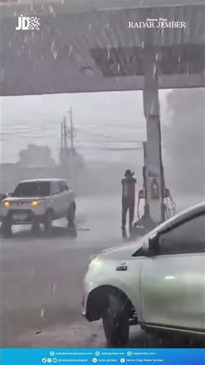Angin Kencang Terjang Bekasi, Atap Beterbangan Terekam Kamera!