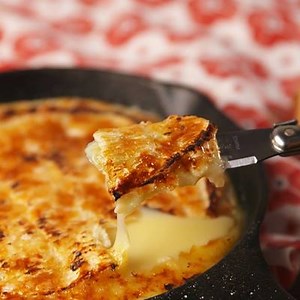 Every brie lover (🙋🏻‍♀️) NEEDS to experience this. Full recipe: http://dlsh.it/6IrKEbX | Delish