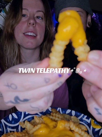 cheese fries but make it PSYCHIC 𖦹₊⊹ i can't believe we actually had a perfectly in-sync bite 👯‍♀️✌️✨️✨️ ps we're not actually twins 😪 #mukbang #fries #cheese #foodasmr #snacktime