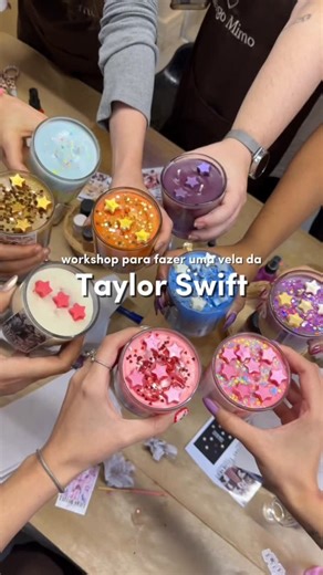 sofia paylt affonso on Instagram: "workshop perfeito para fãs da taylor swift! 🪩🩷 a @meigomimo preparou um workshop onde você faz uma vela na temática da sua era favorita da taylor! é uma ótima experiência para você que e swiftie, porque além de você fazer a sua vela, você conhece outras pessoas que também gostam dela e tudo isso ao som das músicas da loirinha! eu amei muito esse workshop, um hobbie muito divertido para fazer algo manual, sair das telas e conhecer novas pessoas! já marca a ami