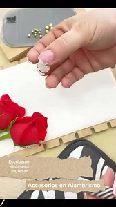 Como hacer aretes con perlas #aretesconperlas #accesoriosenalambrismo #hispanos #bisuteriaartesanal #hispanohablantes #hispanosenelmundo #bisuteriahechaamano #bisuteria | Crea Tocados y Bisutería