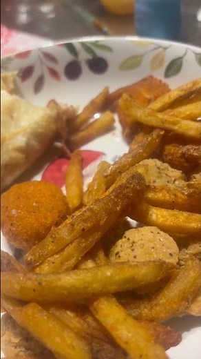 Kentucky Fried Chicken Mashed Potato Poppers Taste Test The Fast-Food Restaurant Dessert Review Guys