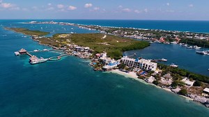 The countdown is ON! 🙌 We will be rolling out the red carpet to welcome our first guests on December 15, 2020! This winter, get the star treatment at the brand new Planet Hollywood Beach Resort Cancun located in the exclusive resort enclave of Costa Mujeres, a charming, pristine peninsula just north of Cancun’s Hotel Zone. Sleep famously in one of 898 luxury suites, take your taste buds on a world tour to 11 world-class restaurants, plus discover curated entertainment-themed experiences and aut
