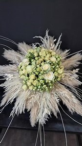 😍🤍 Alma Spray Roses are the heart of this artistic floral composition. Le Dahlia Noir - Floral Designer weaves in Gypsy Rose Kiwi alongside Be Strong, the latter from Alma’s exclusive Garden Clusters series, recognised for its larger button size and lush, garden-style presence. 💐 He arranges into a dense yet delicate core, softened with pampas plumes for movement and flow. In this standout design, the creativity of the florist brings forward the strengths of Alma Spray Roses 🥇. His artistry