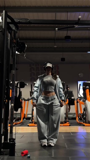 Upper dayyy with a glute abs pump 🤏🏼🩵 Update sur ma pdm : elle se passe toujours aussi bien ! Je suis contente de l’évolution de la shape, des perfs et de ma récupération. Niveau calories je reste à 2900/jour pour le moment. On pourrait augmenter plus, mais j’ai déjà du mal à manger mes 2900 cal TOUS les jours donc on y va molo molo 😅🤝🏼 #abs #upper #glutes #gym #fitness