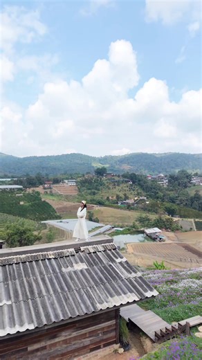 เริ่มต้นวันใหม่ที่ม่อนแจ่ม กับวิว 360 องศาที่คาเฟ่ 'จุดเริ่มต้น' 🌿 #ม่อนแจ่ม ชอบกิมมิคที่ให้เราขึ้นไปโพสต์ท่าเก๋ๆ บนหลังคาได้ เห็นวิวเขารอบทิศทางแบบสะใจมาก #เชียงใหม่ #คาเฟ่เชียงใหม่