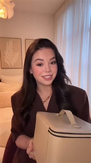 DOUGLAS on Instagram: "Brands we LOVE: BLACK FRIDAY EDITION! 🖤⁣ ⁣ Beauty Team’s @_lunajansen_ deelt haar beautybag favorites! 😊⁣ ⁣ De perfecte inspo voor producten die je niet mag missen deze BLACK FRIDAY! 💄✨⁣ ⁣ Waarmee upgrade jij je beautybag dit jaar? 💅🖤⁣ ⁣ --⁣ ⁣ Les marques que nous ADORONS : ÉDITION BLACK FRIDAY ! 🖤⁣ ⁣ Beauty Team’s @_lunajansen_ partage ses produits de beauté préférés ! 😊⁣ ⁣ L'inspiration parfaite pour les produits à ne pas manquer lors du BLACK FRIDAY ! 💄✨⁣ ⁣ Avec