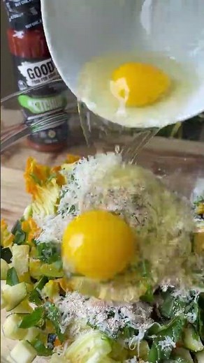 🚨How to make classic italian zucchini flower fritters...