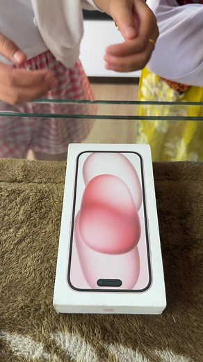iPhone 15 128GB unboxing — dimensions, height and first look