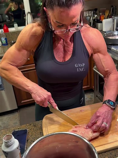Tammy Kearn#volimzenerazvijene #musclemommy #bodybulding #flex #biceps #fbb