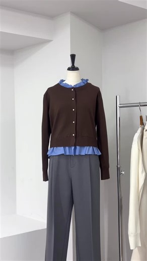 VIS / ビス on Instagram: "\保存して見返してね✍️/ レイヤードスタイルが簡単に叶う！ フリル襟が上品なドッキングニットカーディガン♡ 忙しい朝も時短で決まり キレイ目からカジュアルまで着回しできる優秀トップス。 是非チェックしてみて♪ 🏷️フリル襟ドッキングニットカーディガントップス ¥5,929 (税込) 品番:BVM45350 ____________________ @vis_jp @jadorejunonline #VIS#vis#ビス#vis_jp #ファッション #jadorejunonline #大人可愛い#大人女子コーデ #大人女子ファッション #モテコーデ#レディスタイル #フェミニンカジュアル#フェミニン"