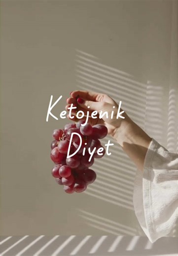 Herkese merhaba 🌼 Bugün ki reels konumuz : Ketojenik Diyet 🥑 Ketojenik Diyet Nedir? Ketojenik diyet, karbonhidrat alımını ciddi şekilde sınırlayarak vücudu ketozis adı verilen bir metabolik duruma sokmayı amaçlayan, yüksek yağ ve yeterli protein içeren bir beslenme modelidir. Bu durumda vücut, enerji için karbonhidrat yerine yağları kullanır ve bu süreçte keton cisimleri üretir. 1. 🩺 Tip 2 Diyabet ve Kardiyovasküler Sağlık Ketojenik diyetin, tip 2 diyabetli bireylerde kan şekeri kontrolü ve k