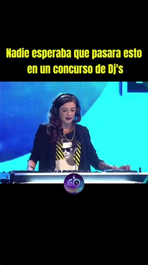 En un concurso de DJs en Italia, Georgia Lee hizo algo poco habitual hoy en día: pinchar dance de los 90 sin complejos. No fue solo una sesión. Fue un viaje directo a la época del eurodance, los himnos que marcaban noches enteras y una forma de mezclar que muchos aún llevamos dentro. Hay música que pasa. Y hay música que se queda. #danceclassics #eurodance #remember #electronicaperpetua