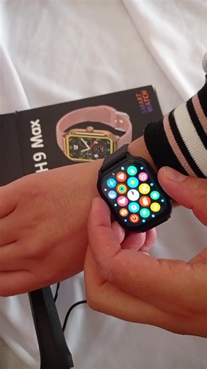 Alertas Instantáneas: Recibe actualizaciones en tiempo real sobre la frecuencia cardíaca y los niveles de estrés con alertas inmediatas ante cualquier irregularidad. Asistente de voz inteligente: Mejora tu rutina diaria con un asistente de voz inteligente integrado en la muñeca. Insights sobre el sueño: Analiza en profundidad los patrones de sueño ligero y REM para refinar tus hábitos de sueño y despertar sintiéndote renovado. Mayor duración de la batería: Disfruta de una autonomía prolongada co