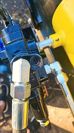 Champion log splitter return valve leak. Is it missing a plug or cap or what?