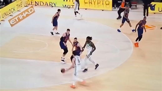 Ο ΔΙΑΙΤΗΤΗΣ ΕΙΝΑΙ ΣΤΟ ΜΙΣΟ ΜΕΤΡΟ ΚΑΙ ΓΙΝΟΝΤΑΙ ΤΕΤΟΙΑ ΒΗΜΑΤΑ ΜΠΡΟΣΤΑ ΤΟΥ ΚΑΙ ΣΦΥΡΙΖΕΙ ΑΔΙΑΦΟΡΑΦΑΝΤΑΣΤΕΙΤΕ ΤΙ ΕΧΟΥΜΕ ΝΑ ΔΟΥΜΕ ΣΤΗ ΣΥΝΕΧΕΙΑ...ΝΤΙ ΦΑΛΑ ΜΕ ΒΑΛΕΝΘΙΑ ΚΑΙ ΠΑΛΙ....ΔΕΝ ΥΠΑΡΧΕΙ ΝΤΡΟΠΗ ΚΑΜΙΑΟΛΑ ΕΙΝΑΙ ΦΥΣΙΟΛΟΓΙΚΑ#olympiacosbc#paobc#euroleague