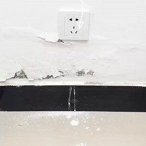 A parede está a descascar? 樂 Ou tem muitas manchas, fissuras e impressões de crianças?  Faça reparações rápidas e baratas com uma pasta que tenha uma grande cobertura, resistente à água e até ao mofo! ️ Clique aqui https://superzebra.pt/produto/wall-repair-paste-wallfix?sp=7712i997 | Superzebra | Facebook