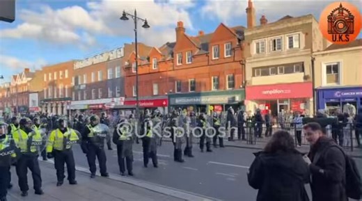 @ScotNational Since you like comparing everything to England, here are the English defending their own after a brutal gang rape while you defend the ones attacking Scots. 👇🏻I will trust the "Far right" over the snp as they are the ones defending us👍🏻