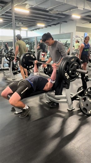 Mastering the 150 Kilo Bench Press with a Powerlifting Buddy