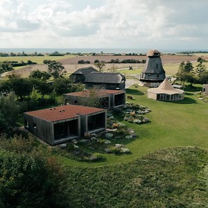 🛏️ Uforglemmelige overnatningsoplevelser 🛏️ Uanset om du foretrækker camping, hoteller, sommerhuse eller bed & breakfast, så har vi det perfekte sted til jer. I videoen ser du f.eks. Helnæs Mølle, Sinatur Gl. Avernæs, GlamsBjergHus & Løgismosestrand Camping 📍 🌳 Overnat i naturen 🌊 Vågn op med havudsigt 💒 Bo på smukke Godse & hoteller Find inspiration til din overnatning her 👉 https://www.visitassens.dk/overnatning | VisitAssens