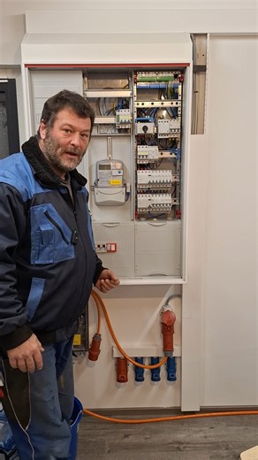 Markus Weiss on Instagram: "Notstrom Generator Schutz 👍#freundedesstroms #fdsvillage #elektrotechnik #elektroinstallation #handwerk #notstrom #stromausfall"