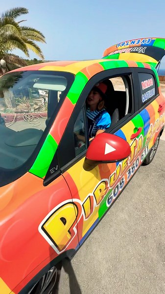 Pirueta Show Clown Car, children's events at home in Tenerife #cantajuego