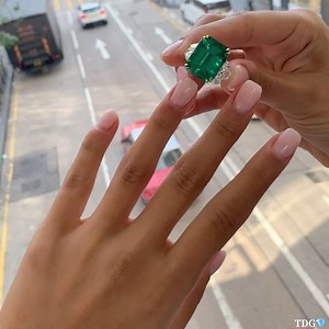 TRACEY ELLISON on Instagram: "Traffic was a nightmare so I decided to try on jewelry instead!!! 😉😂 Slipping on a 16.80 carat Colombian emerald ring from @ronaldabram , paired here with a 30+ carat Colombian emerald and marquise diamonds bracelet... heavenly! Hong Kong based @ronaldabram wows us once again with exceptional quality gemstones, visit their superb boutique in the Mandarin Oriental Hotel. 💚💎👏🏻💚💎👏🏻 #thediamondsgirl #thediamondsgirlxra #ronaldabram #cdxra #emerald #diamond #hi