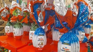 Qué traen los huevos Kinder de Pascua 2026: la guía completa de sorpresas y precios