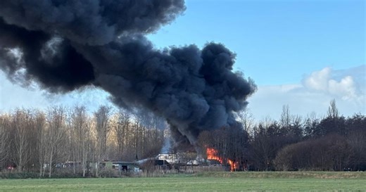 Dikke zwarte rookwolken stijgen op bij de brand in Hellevoetsluis