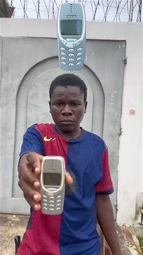 Il fait tomber son Nokia 3310... et sauve la Terre ! 🌍💥