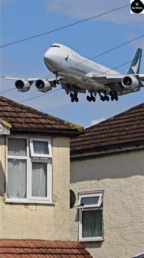 Boeing 747 giving unforgettable moments! 😲 Cathay Pacific Airways Cargo 🇭🇰✈️👑 #boeing747 #aviation