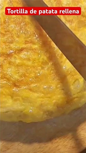 Tortilla de patata rellena de jamón york y queso.