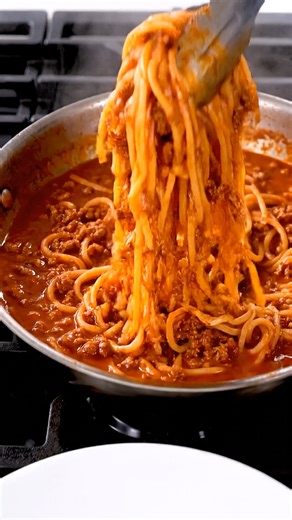 One-pan spaghetti that cooks itself 🍝🔥 No boiling water. No draining pasta. No sink full of dishes. This easy one-pan spaghetti with meat sauce cooks entirely in a skillet the pasta absorbs the sauce, the starch makes it thick, and everything tastes way better than the boxed version. It’s my favorite weeknight pasta recipe when I want comfort food without the cleanup. Just brown the beef, add sauce pasta, cover, and walk away. From raw noodles to dinner in 25 minutes all in ONE PAN. INGREDIENT