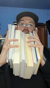📚 Un libro por mes 👉 ¿Aceptas el reto? La idea de este año es que sea un reto que pueda hacer todo el mundo. De ahí nació la propuesta de empezar cada tema con cuentos, para ir poco a poco hacia libros más complejos. Después de un libro largo y exigente, llega un mes con una lectura más corta, pensada para que, si no te da tiempo a terminarla, no te agobies y no pierdas el ritmo. Además, puedes cambiar cualquier libro si ya lo has leído. La clave es una sola: que te comprometas con la lectura