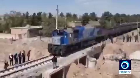 El 7 de abril, las bombas de la Coalición Epstein destruyeron el puente Yahyabad, en Irán.Hoy, 3 días después, el tren volvió a circular, tras la reconstrucción.El invencible pueblo persa🌹