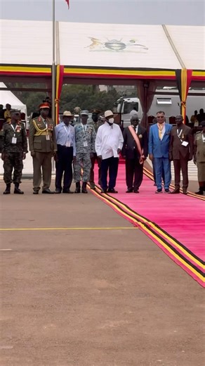 President Museveni Takes a Photo With UPDF Commanders And Uganda police commanders #updf