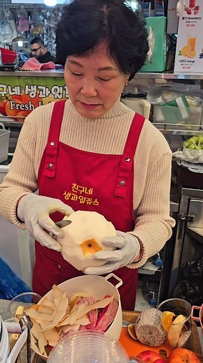 28K views · 13 reactions | Korean Market Fresh Fruit Juice  | Handmade Healthy Drink Street Style Fresh fruit, fresh vibes!  Captured this amazing moment at a Korean market where a vendor prepares healthy, delicious juice by hand. The colors, the freshness, the skill — everything feels so real and authentic! Would you try this? 磻 | Kayla Wood | Facebook