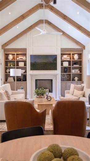 Day 5 of our 12 Days of Design Tips: Having a connection between spaces makes hosting 1000x easier! ✨ When spaces connect naturally, hosting feels easier. Being able to move between the kitchen, dining, and living areas without barriers allows conversations to flow, guests to gather comfortably, and no one to feel tucked away or disconnected. Thoughtful connection between spaces creates a sense of togetherness — so whether you’re cooking, serving, or simply enjoying the moment, everyone feels in