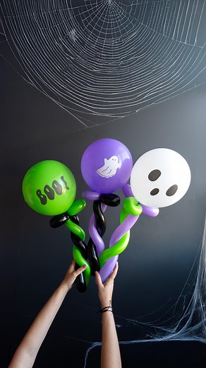 Looking for a fun and easy Halloween craft? These balloon wands are perfect for kids and make the best Trick or Treat surprise! Quick to create and so much fun to give out! #balloontutorial #balloontips #balloons #quicktutorial #ballooneducation #houseofpartyco #balloonhacks #halloween #halloweenideas | House of Party