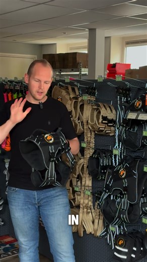 In het donker draait alles om één ding: gezien worden. 🌙 Met het Reflecterende Tuig en Safety Light van Always Prepared blijft jouw hond zichtbaar, veilig en klaar voor elke wandeling. Dag én nacht. 🐾 💡 Eenvoudig te bevestigen, zichtbaar tot 200 meter. 🟢 Blijf zichtbaar. Blijf veilig. Always Prepared. | Always Prepared