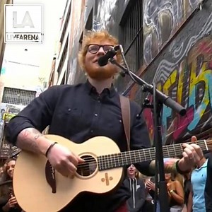 Ed Sheeran a donné un concert improvisé en pleine rue à Melbourne, en Australie, dans une ambiance de folie ! 😍 Rejoins notre groupe de fans ➡ Ed Sheeran Fans France | Hey Alex