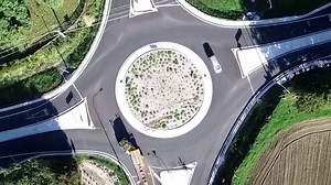 It can take up to two years to plan and design a roundabout. There's a lot of work that goes into it, and a large part of that work happens before you see construction underway. We first look at traffic volumes to help us determine the size of the roundabout and to ensure its design allows for everyone to travel through smoothly and safely. We also consider factors such as how seasonal changes affect travel, and how utilities (such as water and power) may be affected by construction. When we des