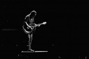 „Growin' Up“: Bruce Springsteen gibt Fan Gitarrenunterricht auf der Bühne