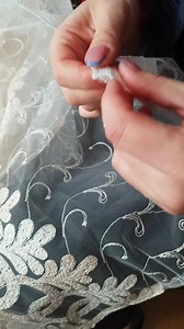 44K views · 256 reactions | Atașăm mai jos un filmuleț din care reiese cum trebuie încrețită perdeaua înainte de a fi pusă pe șină. Înainte de a începe acest procedeu,trebuie să știți cu exactitate lungimea șinei pt că perdeaua trebuie încrețită fix până ajunge la dimensiunea șinei. După ce este încrețită perdeaua din rejansă, se atașează cârligele din 3 în 3 cm, iar apoi se pune pe șină!珞 | Perdele Draperii Moderne | Facebook