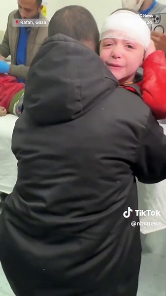 A #Gaza doctor breaks down in tears after seeing his injured son brought into the ER.