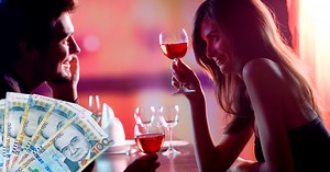 ¿Qué es ser fichera y en qué se diferencia de la prostitución?: "Te pagan por tomar"